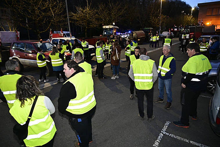 Varios manifestantes preparados para salir.