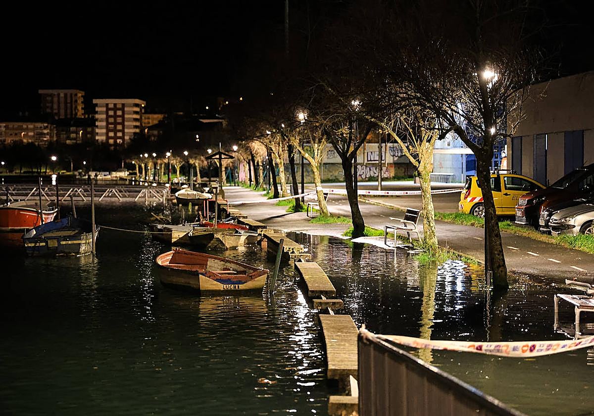 El paseo y el bidegorri que en Irun van paralelo al Bidasoa entre el puente de Santiago y Behobia amanecieron inundados por las mareas vivas.