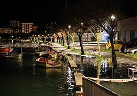 El paseo y el bidegorri que en Irun van paralelo al Bidasoa entre el puente de Santiago y Behobia amanecieron inundados por las mareas vivas.