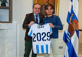 Jokin Aperribay y Take Kubo, tras la firma de la renovación del contrato del japonés