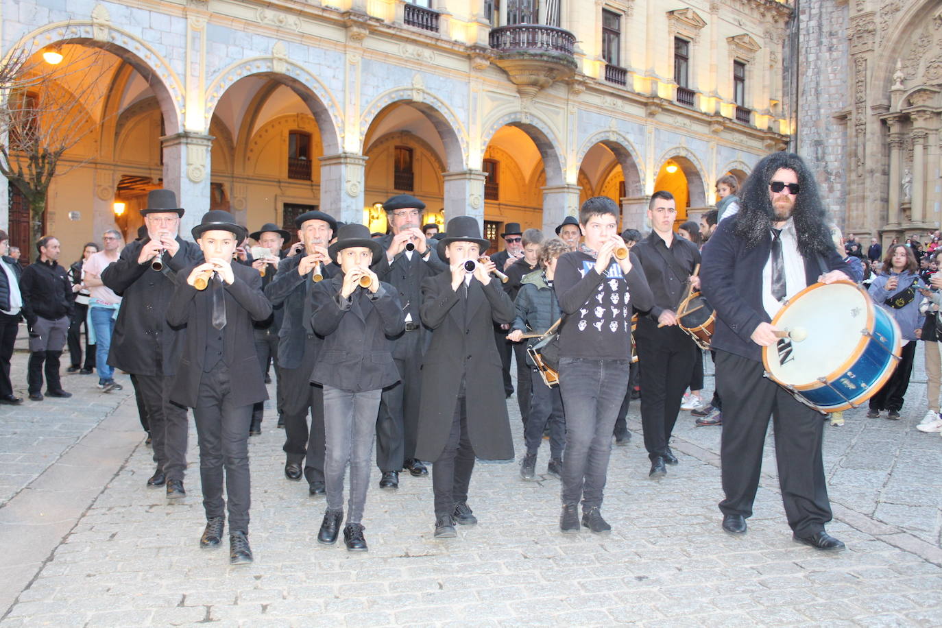 Y la sardina ardió en la Plaza