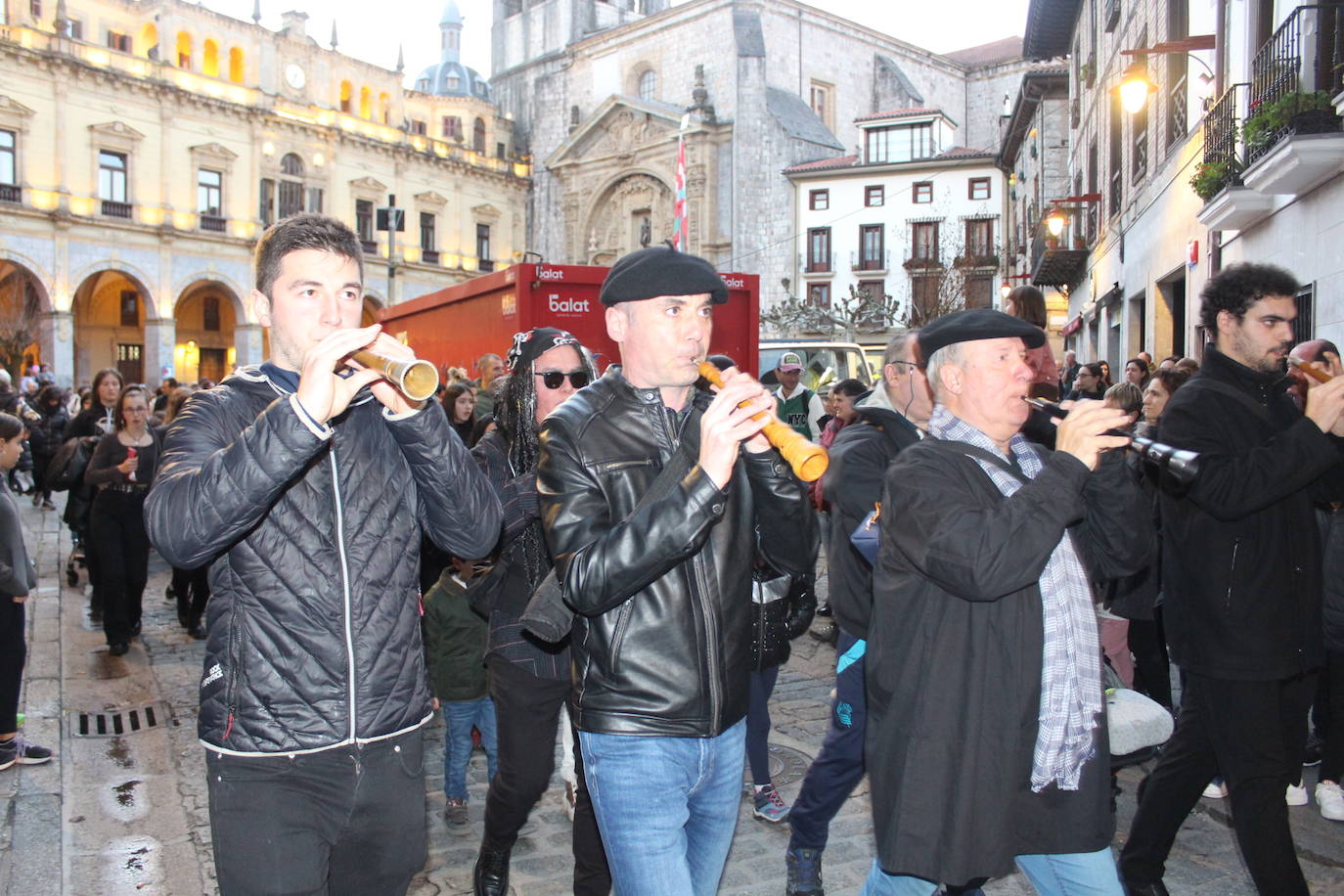 Y la sardina ardió en la Plaza