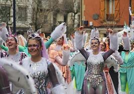 El público disfrutó con el desfile de las once comparsas en el centro de Errenteria el domingo por la mañana.