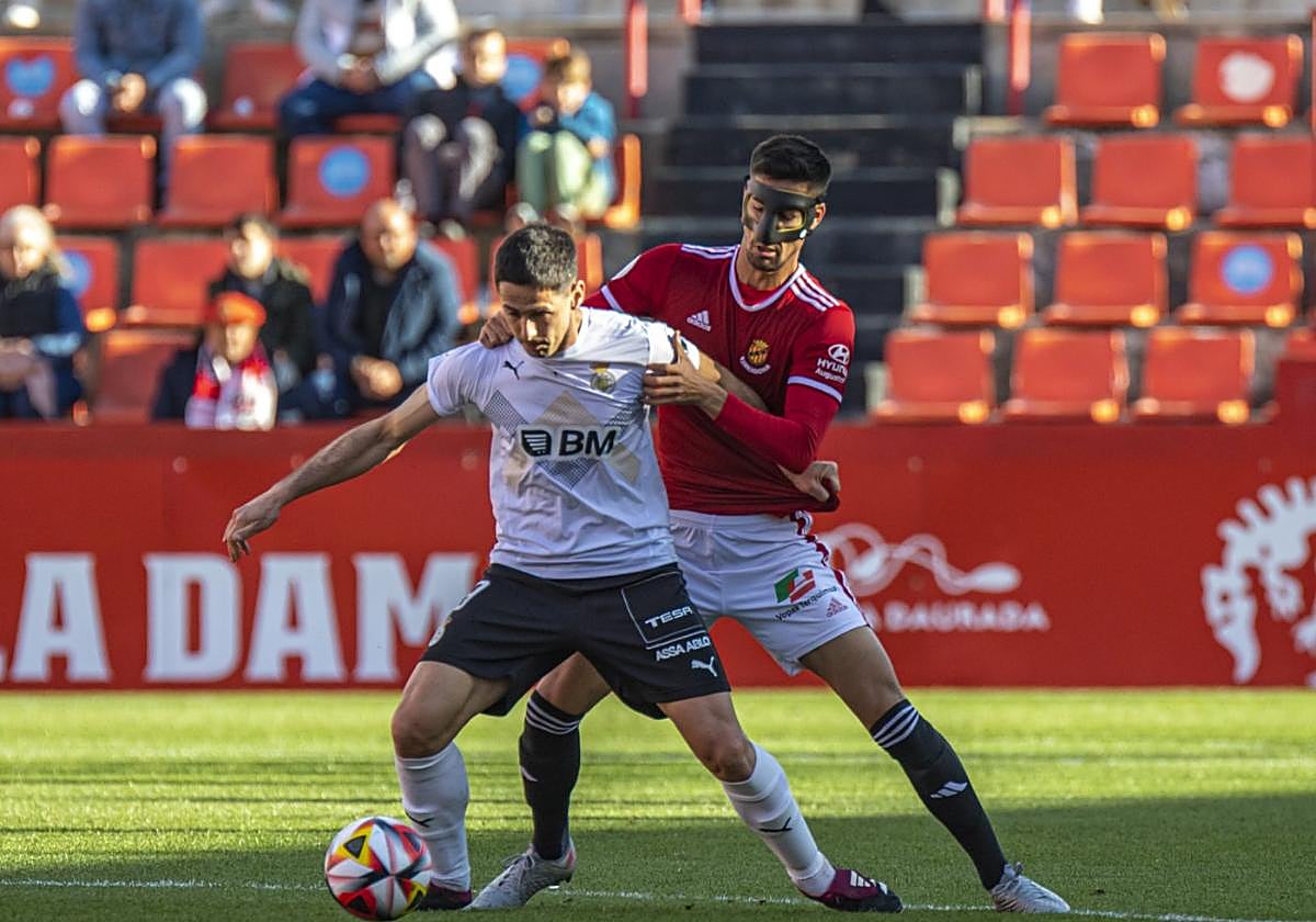 Asier Benito pelea por el esférico con el defensa Pablo Trigueros.