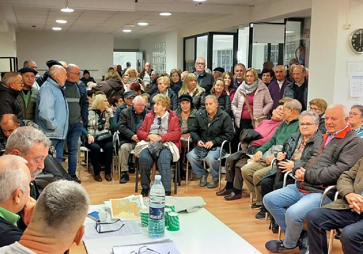 La semana pasada realizaron una reunión ciudadana en Beraun para dar a conocer el futuro de la línea E15.