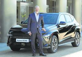 Leopoldo 'Polo' Satrústegui juntoal nuevo Hyundai KONA, que ha recibido numerosos premios en nuestro país y en toda Europa.«Estamos muy orgullosos de él»,señala.