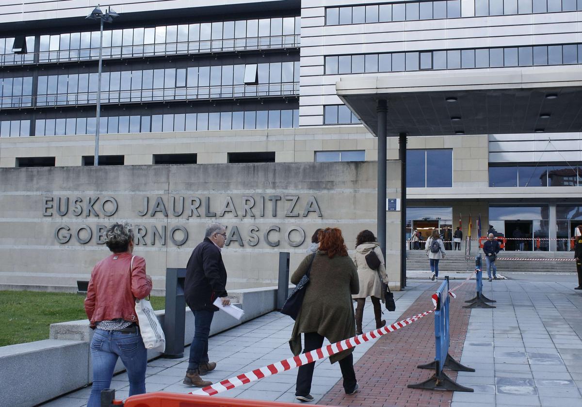 Exterior de la sede central del Gobierno Vasco en Lakua, Vitoria.