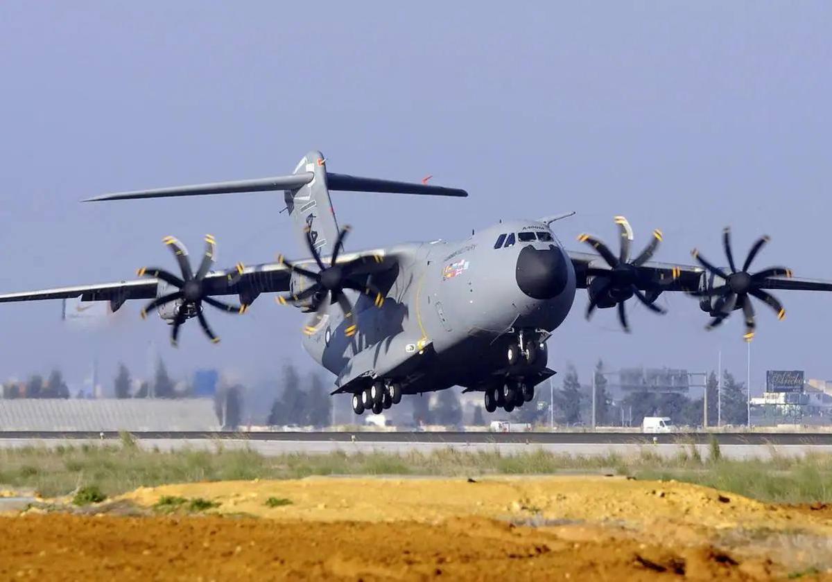 Un 'A400', en plena maniobra de despegue en Sevilla.