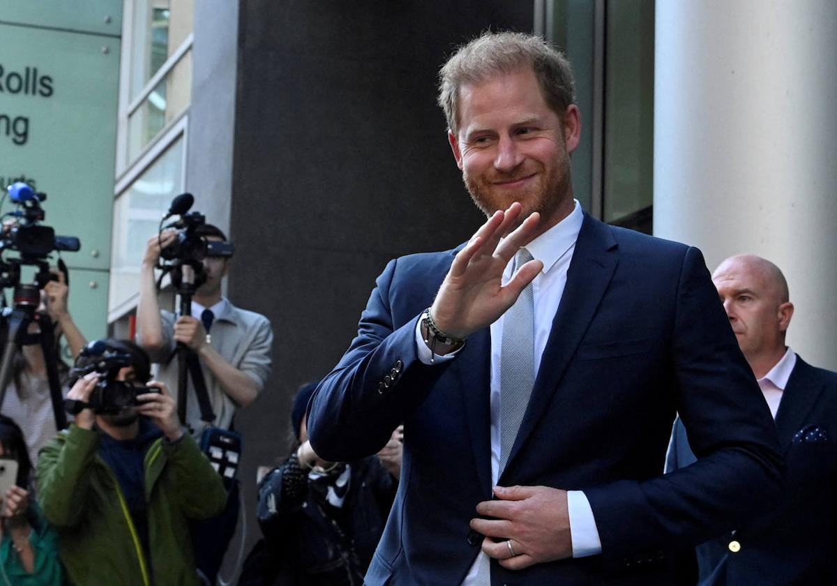 El príncipe Harry, Duque de Sussex, saluda durante su breve visita a Londres el pasado 9 de febrero.