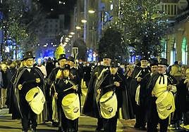 Errenteria despidió unos intensos Carnavales con el habitual entierro de la sardina, acompañada por la Banda de música y la Cofradía del tambor Amulleta.