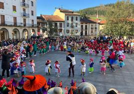 Bailes. Los más pequeños de
la casa fueron los grandes
protagonistas de una jornada
en la que demostraron lo
aprendido ante padres
y profesores.