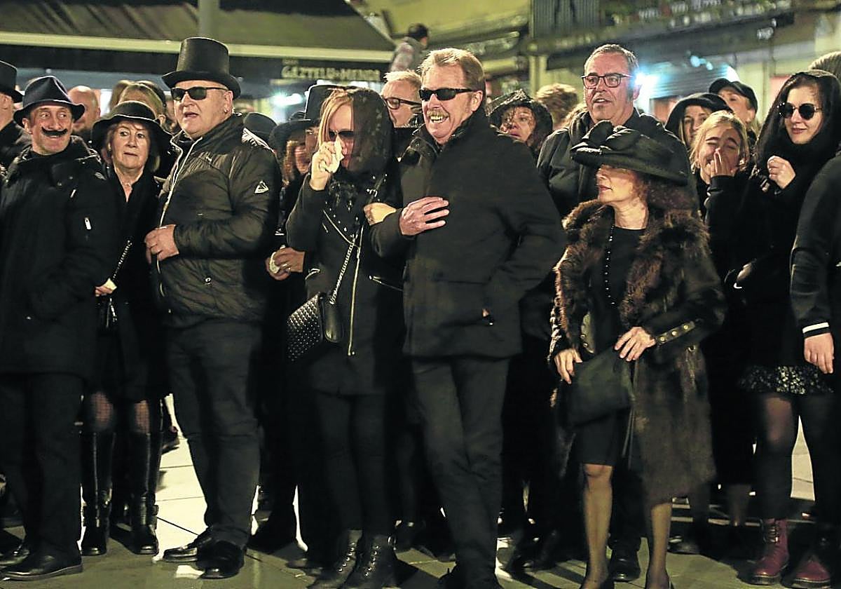 La comitiva que acompañó a la sardina, muy nutrida, se deshizo en llantos contemplando su final.