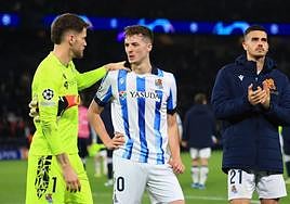 qRemiro y Pacheco se consuelan al final del partido mientras André Silva aplaude a la afición.