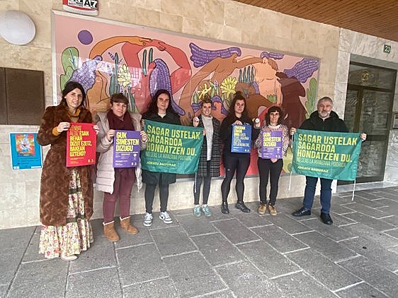 Miembros del Ayuntamiento, junto a colectivos la campaña de sensibilización.