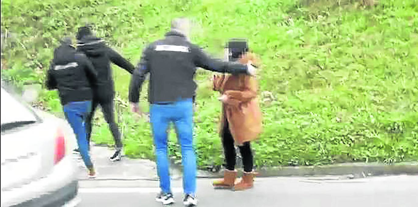 Momento de la detención de los dos acusados de matar a la donostiarra Aintzane Pujana.