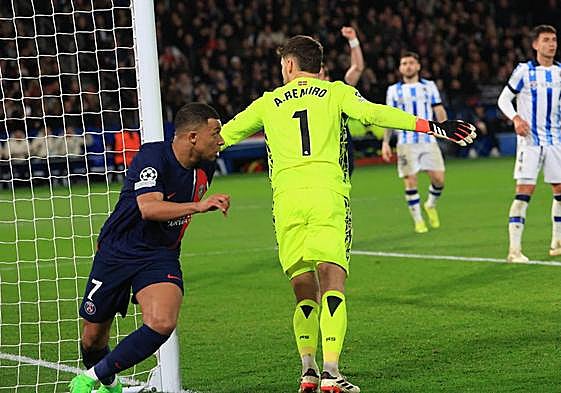 Mbappé celebra el gol que abrió el marcador en el Parque de los Príncipes.