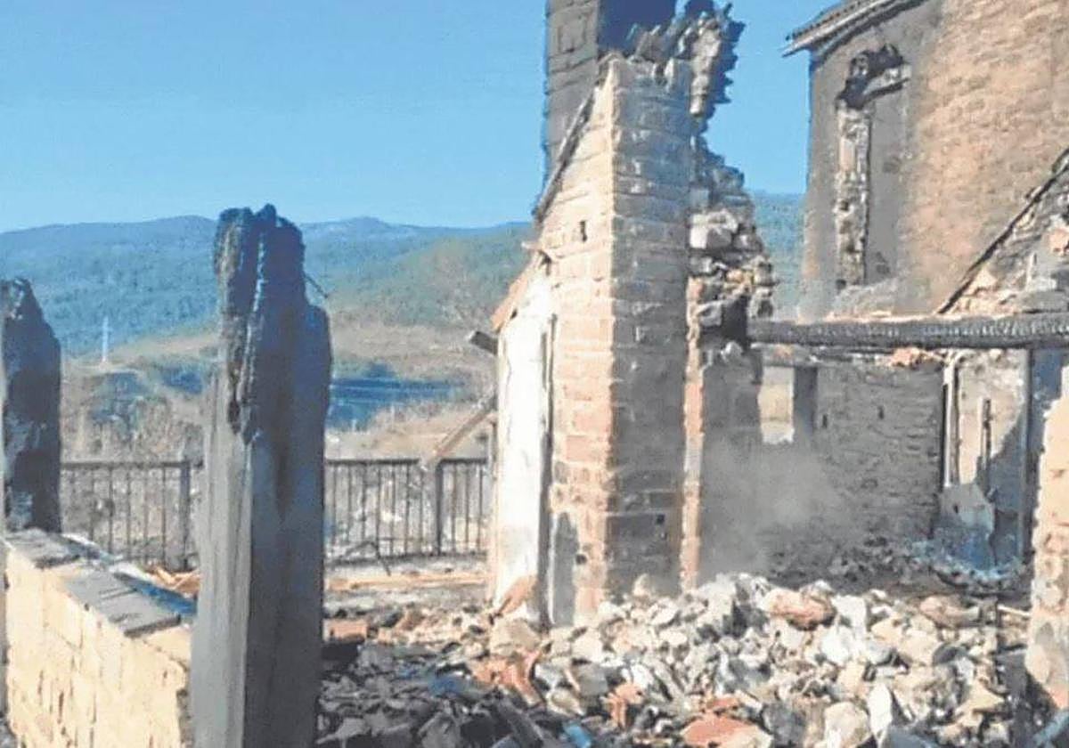 Vista del chalet de Castiello de Jaca antes de que fuera incendiado por unos menores durante una fiesta ilegal.