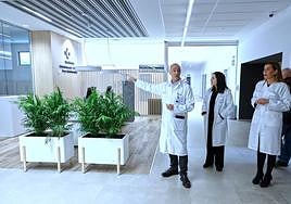 Los responsables de la OSI Donostialdea muestran el nuevo ambulatorio.
