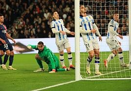 Zubeldia, André Silva y Zubimendi se lamentandespués de una oportunidad de la Real,con Donnarumma en el suelo.