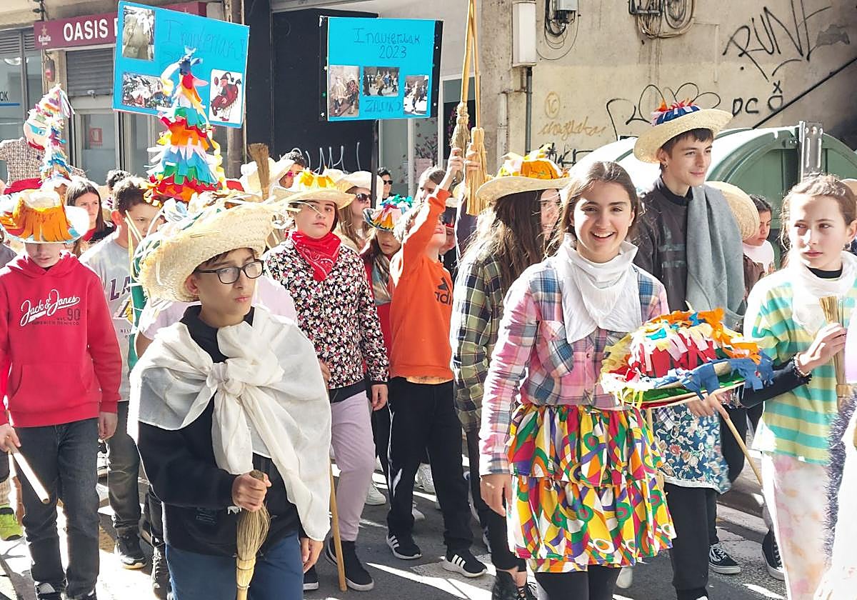 Los alumnos del colegio público Karmengo Ama de Trintxerpe durante el desfile que protagonizaron hace un año.