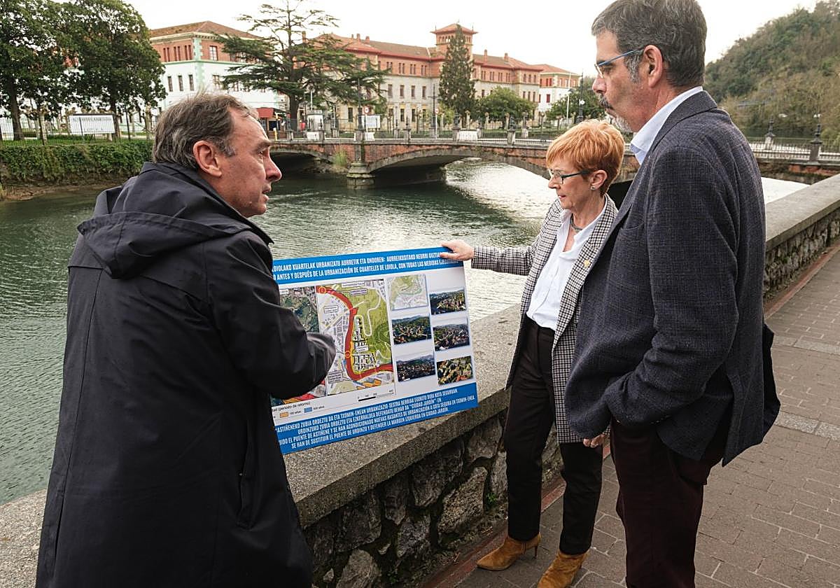 Aiz, Goia y Tapia dialogan durante la presentación del proyecto.