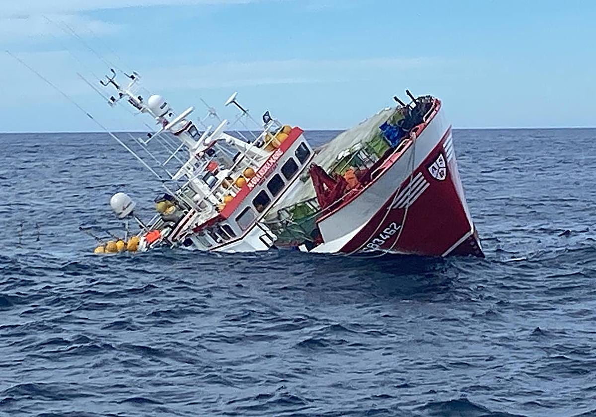 El 'María Reina Madre', escorado 45% antes de hundirse finalmente a 9 millas de la costa de Pasaia.