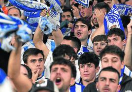 Aficionados de la Real animan al equipo en un partido en el Reale Arena.