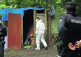 Agentes de la Ertzaintza en el lugar de los hechos.