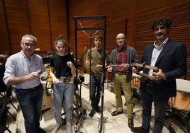 Los percusionistas Xabier Peña, Irene Rodríguez e Igor Arostegi, el compositor Antonio Lauzurika y Mikel Chillida, con los 'hierros' convertidos en instrumentos.