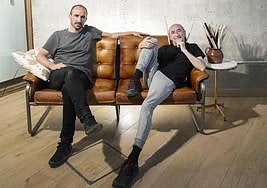 Haritz Harreguy y Andoni Basterretxea en su estudio en Usurbil.