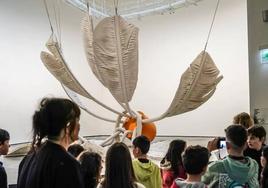 'Volante suave'. Claes Oldenburg y Coosje van Bruggen colgaron en el atrio del Gugggenheim Bilbao en su inauguración esta gigantesca pluma de bádminton.