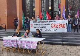 Los sindicatos se han concentrado este jueves frente al edificio de Rectorado en el campus de Álava.
