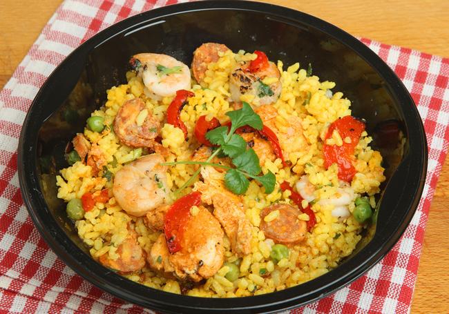 Paella aderezada con hojas frescas de cilantro