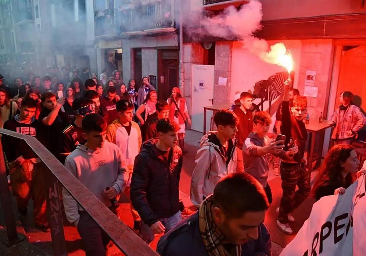 Manifestación de apoyo a un joven herido por una pelota de goma de la Ertzaintza en Tolosa.