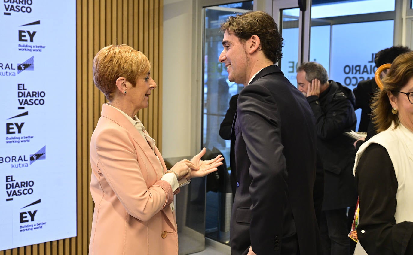 Arantxa Tapia, Consejera de Desarrollo Económico del Gobierno Vasco, en una charla animada con David Taberna, director de El Diario Vasco.