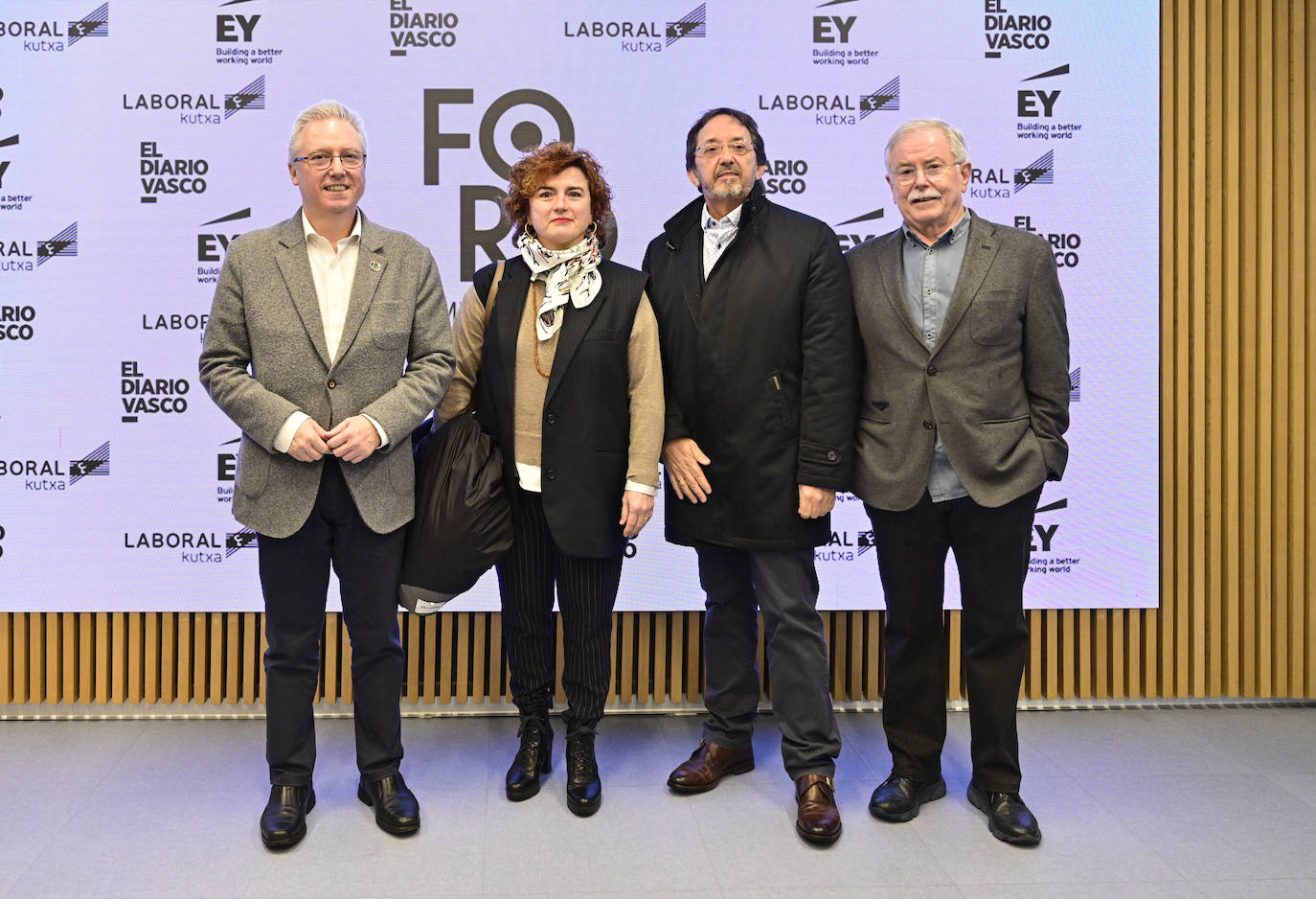 José Ignacio Asensio, diputado de Sostenibilidad; Rosa Lavín, presidenta Konfekoop; Patxi Olabarria, presidente del Consejo Superior de Cooperativas y Joxemari Sors, director general de Elkar.