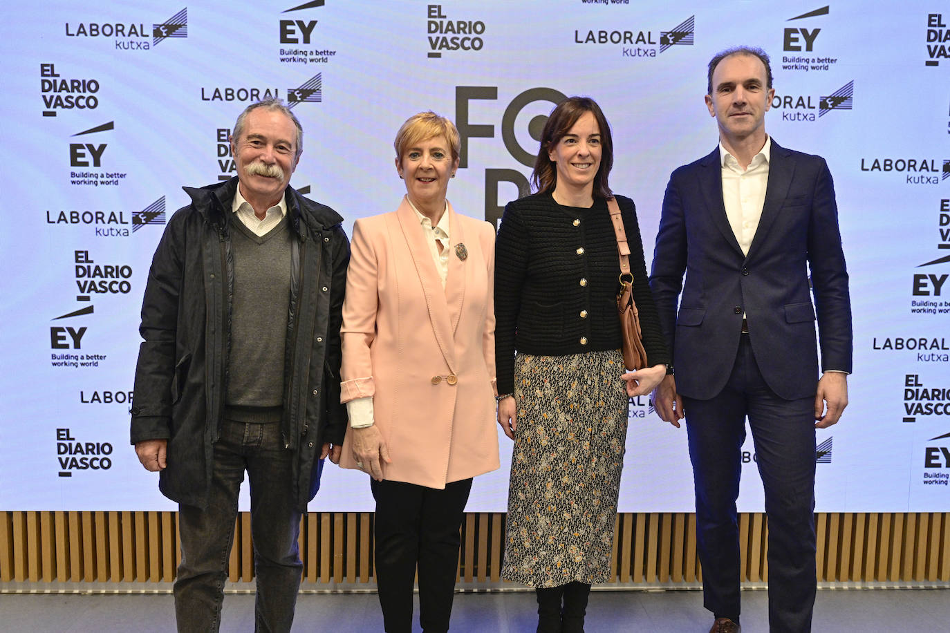 Pío Aguirre, exdirector general de Elkargi; Arantxa Tapia, Consejera de Desarrollo Económico del Gobierno Vasco; Eluska Suquia y Ander Aizpurua de Kutxa Fundazioa.