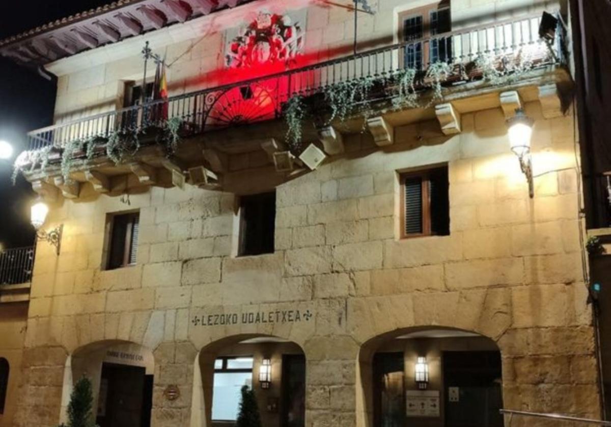 El Ayuntamiento, iluminado de color rojo al anochecer.