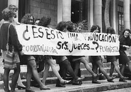 1989. Feministas se manifiestan en protesta por una sentencia sobre un caso de abusos sexuales por llevar minifalda.