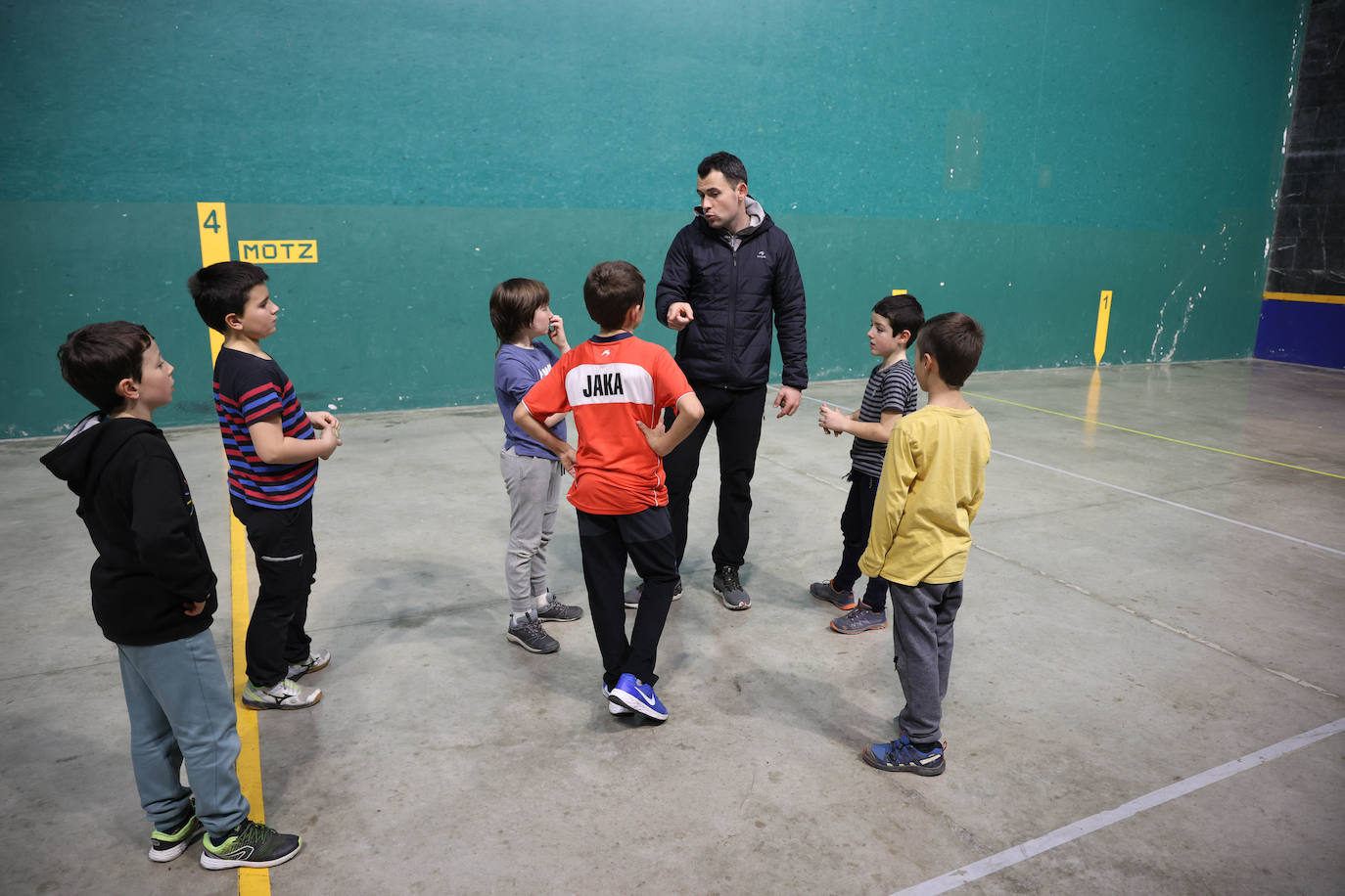 Erik Jaka da instrucciones a los niños.