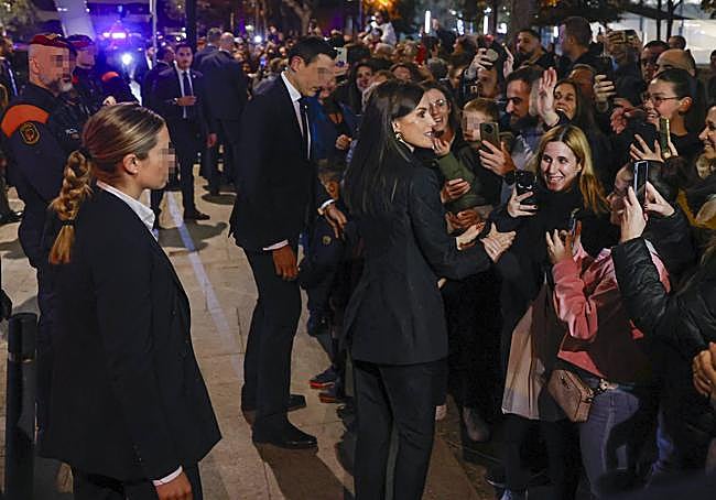 Doña Letizia saluda al público a su salida del acto en Barcelona.