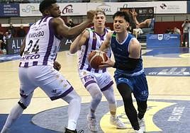 Barcello se dispone a lanzar a canasta.