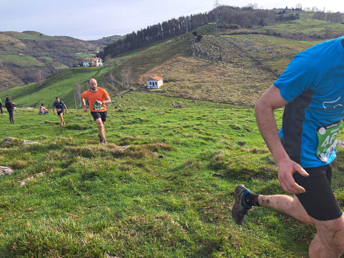 Ibai Angulo eta Ainara Urrutia izan dira azkarrenak Artzei bidea proban