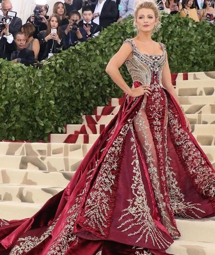 Imagen secundaria 2 - Algunos de los looks más remarcables en la historia de la Met Gala: Zendaya con el look que llevó en 2018, Rihana con el que sorprendió en 2017 y Blake Lively con el lució en 2018 también