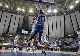 Ivan Aurrecoechea anota a aro pasado ante la defensa de Nicolau.