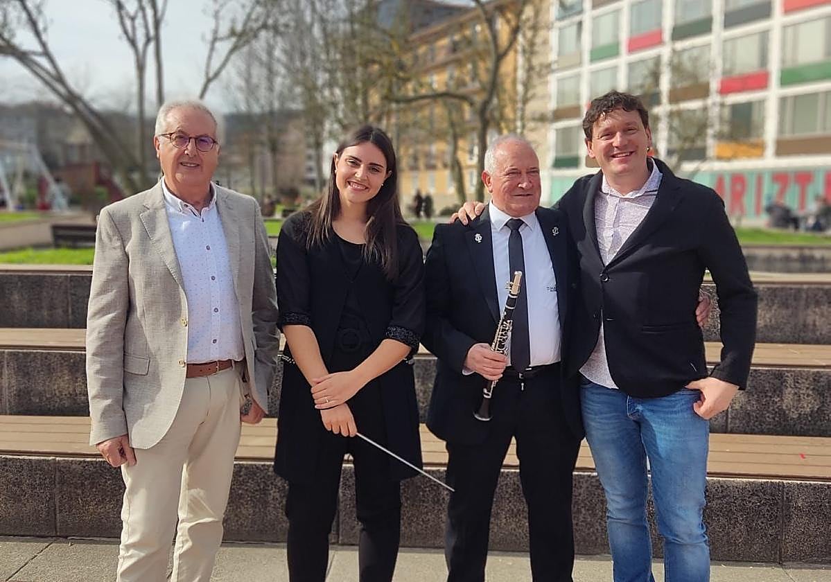 Con las tres batutas. El veterano requintista arropado por los tres últimos directores de la banda.