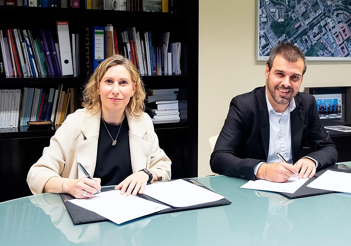 Laura Vozmediano eta Ixaka Egurbide hitzarmena sinatzen.