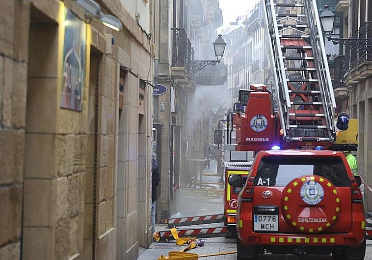 Los bomberos sofocan el incendio en el bar Zumeltzegi.