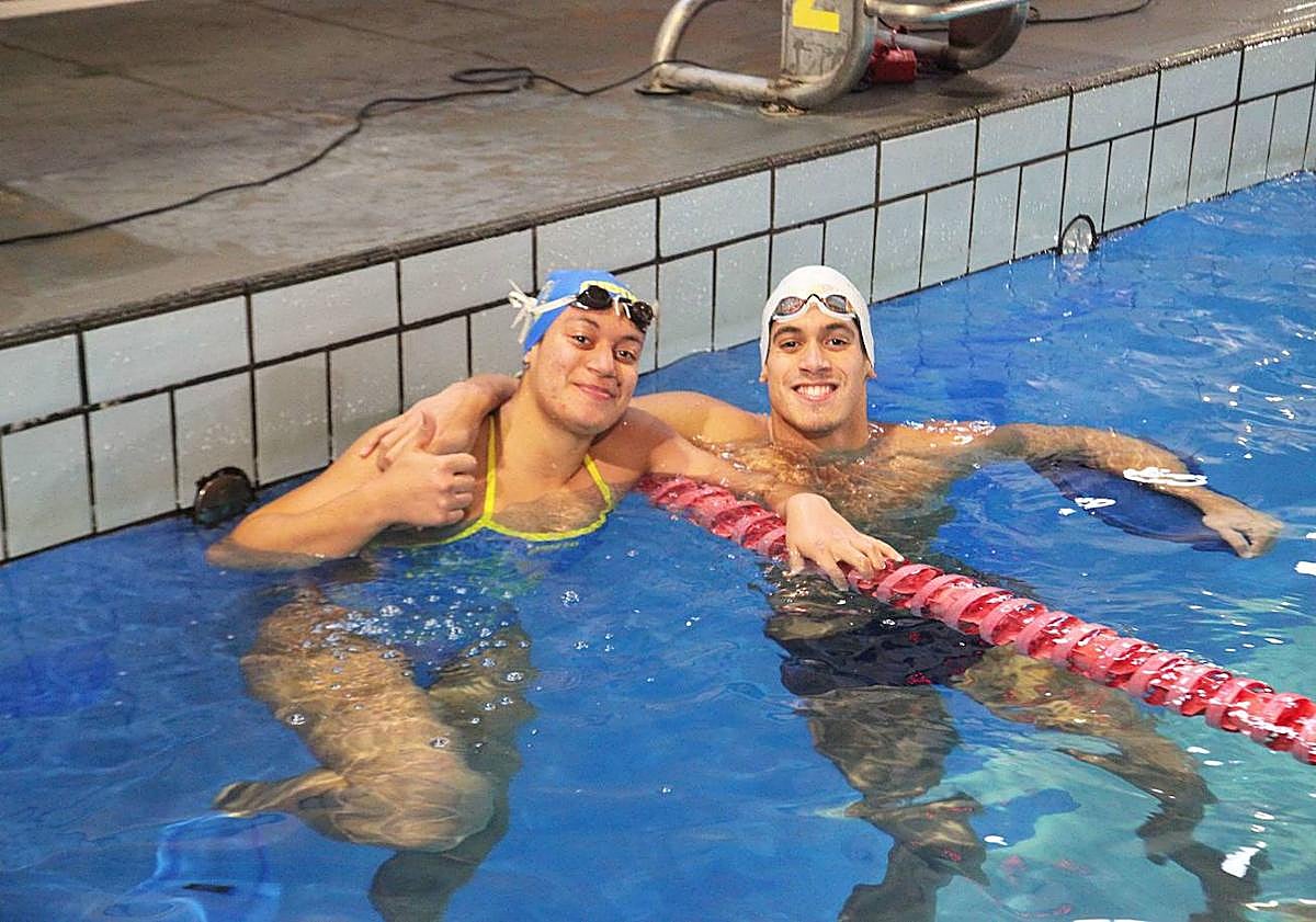 Imagen principal - Arriba Hugo con su hermana Nadia en Ordizia (J. Marín); abajo a la izquierda tras su victoria en 2020 junto a a Ainhoa Martón (Lobo) y a la derecha, junto a Jessica Vall antes de su participación en la edición de 2015 (J. M. López) 