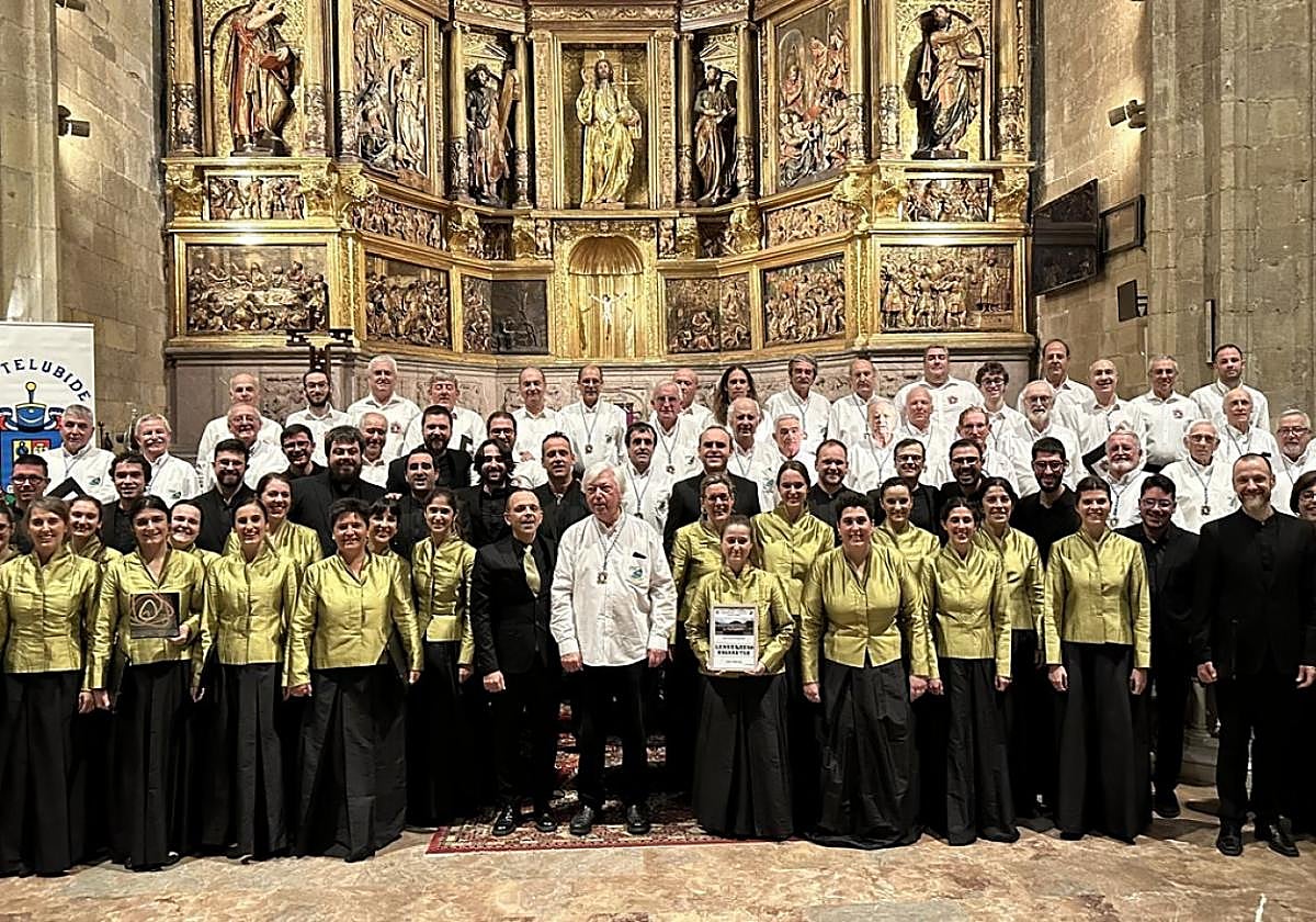 Landarbaso Abesbatza y el Orfeón de la Castaña, con sus directores, Iñaki Tolaretxipi y Jaime Tejadas, tras el concierto.